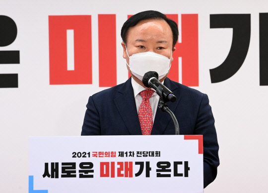 지난 6월11일 서울 여의도 국민의힘 중앙당사에서 열린 제1차 전당대회에서 신임 최고위원으로 선출된 김재원 전 의원이 당선자 수락연설을 하고 있다.연합뉴스